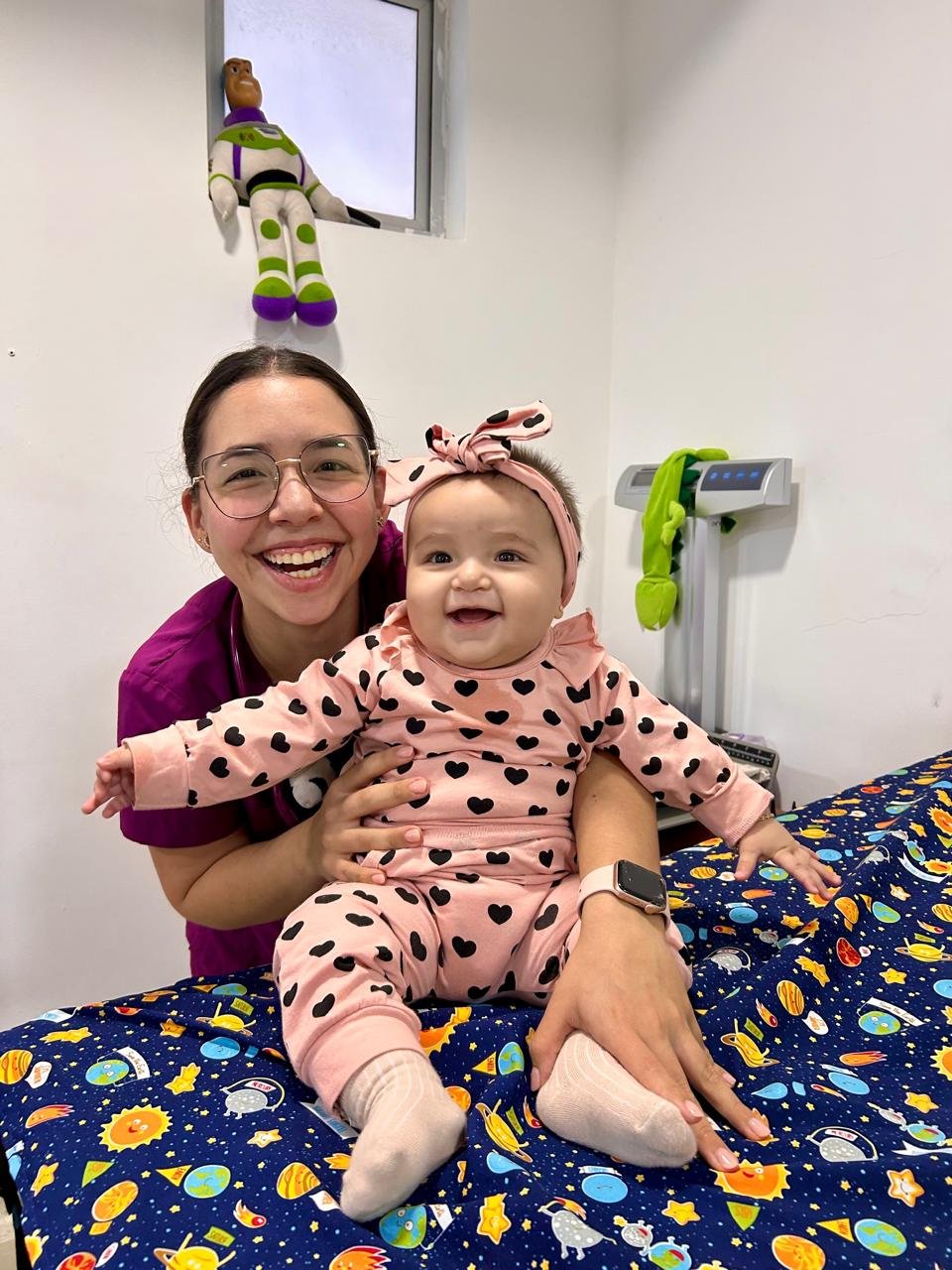 Doctora con bebé feliz