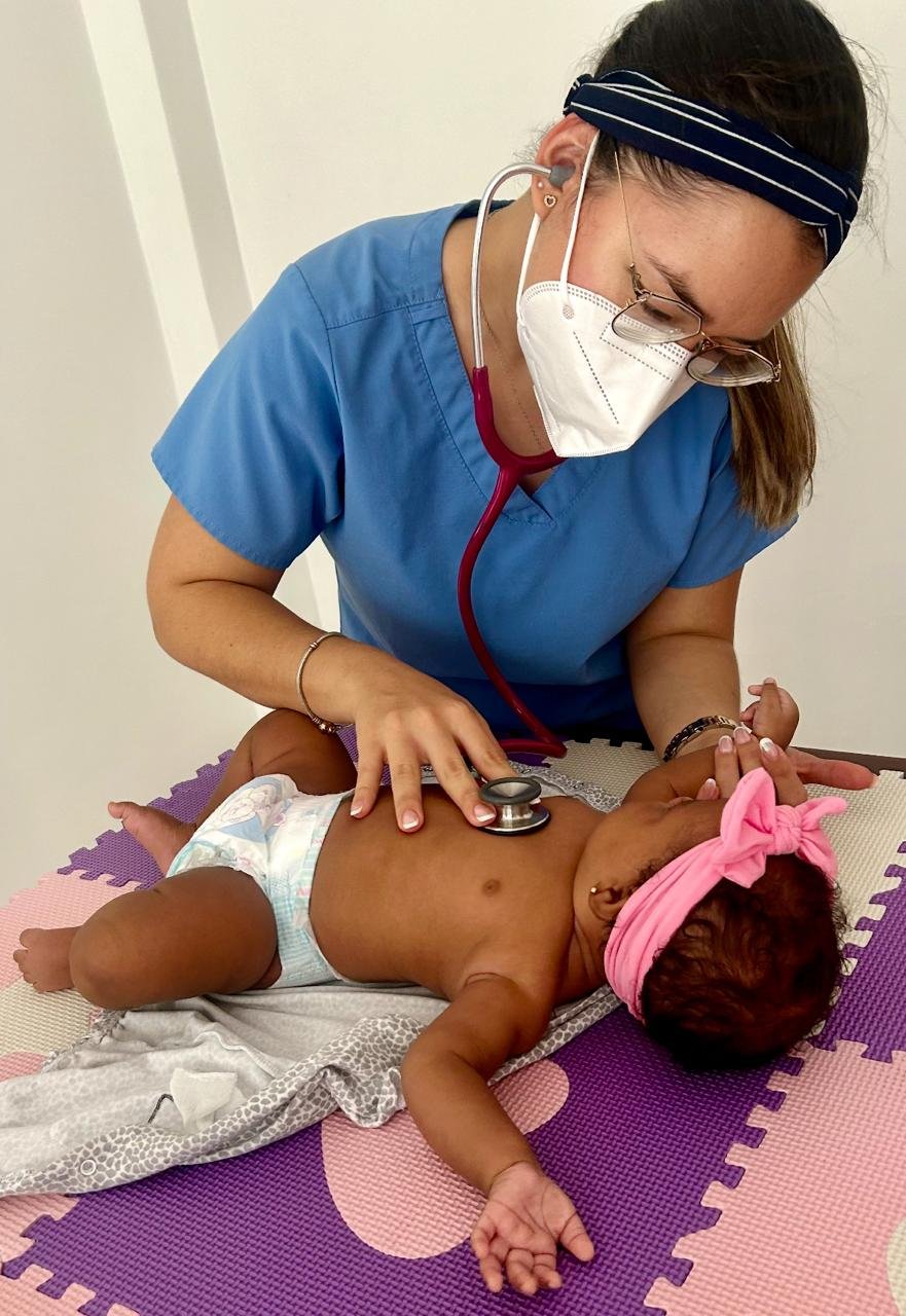 Doctora examinando bebé recién nacido